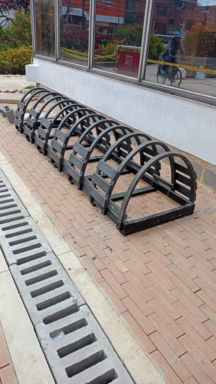 Biciparqueaderos en Madera Plástica