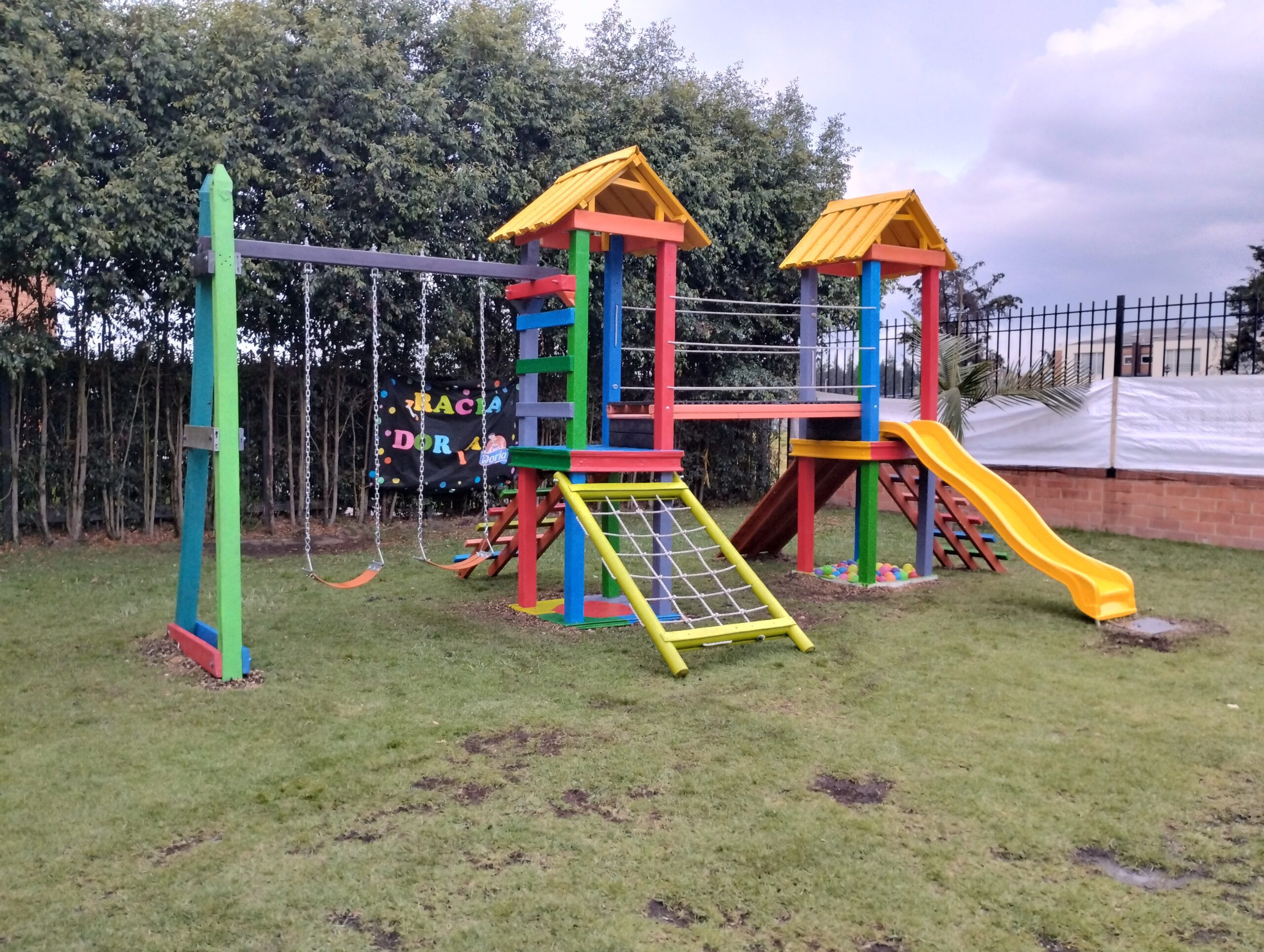 Parque Infantil en Madera Plástica - Imagen 2