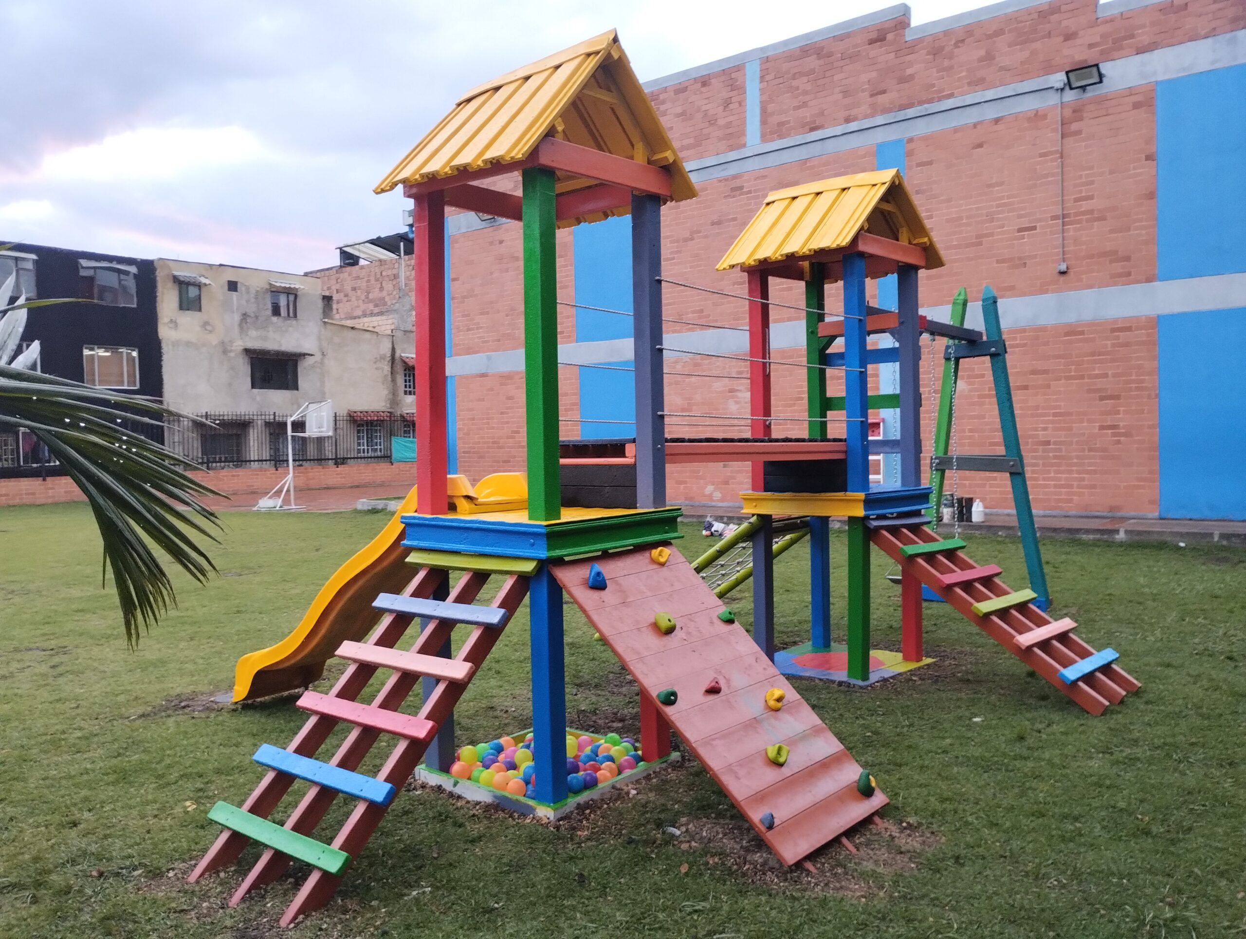 Parque Infantil en Madera Plástica - Imagen 3